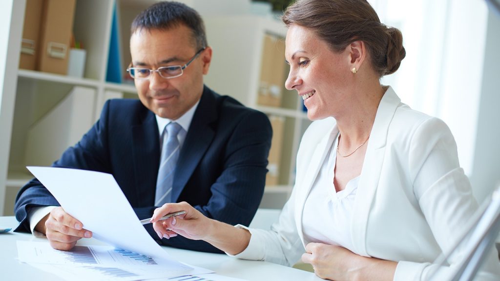 traffic lawyer consultig with client client conslutig with their traffic attroney